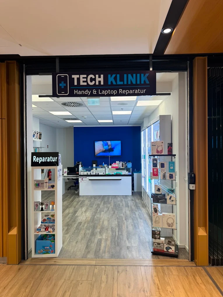 Ladenlokal der Tech Klinik im FLAiR Fürth mit Reparaturtheke und Zubehör